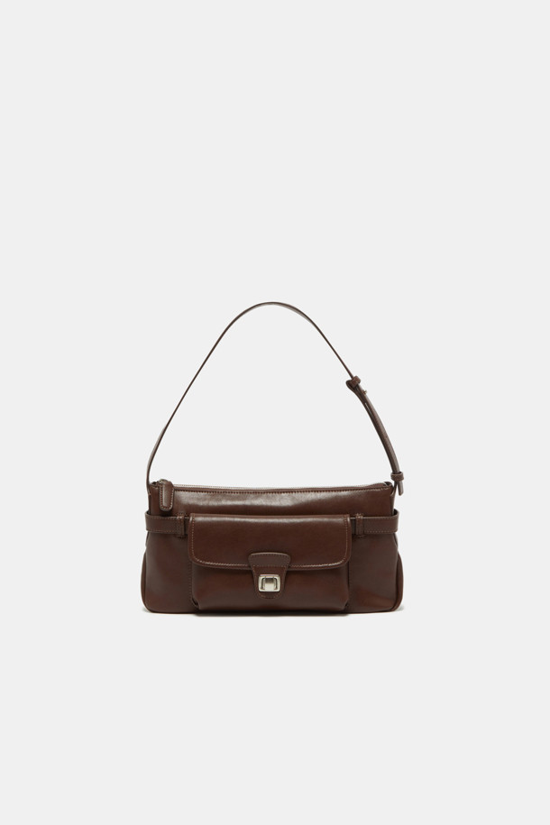 Noa 포켓 크로스 31은 여성 고객을 위한 미니멀하고 시크한 스타일의 크로스백입니다. 블랙, 브라운, 카멜 세 가지 색상으로 출시되었으며, 천연 가죽 소재에 실버 하드웨어 장식으로 포인트를 더했습니다. 옥스포드 원단 안감과 내부 지퍼 포켓, 탈부착 가능한 크로스 스트랩으로 실용성을 높였으며, 2way 착용이 가능합니다. 사각 쉐입에 생활 방수 기능을 갖춰 출근룩과 모임룩 등 일상생활에서 폭넓게 활용할 수 있습니다. 라미네이팅 처리, 스크래치 방지, 내구성 강화, 관리 용이한 특징을 갖춘 가방입니다.
