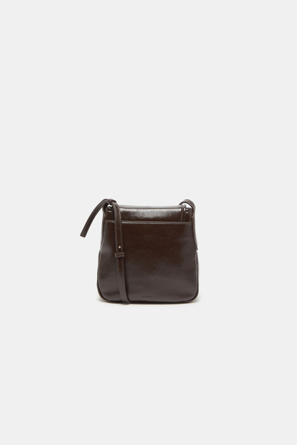 Noa 포켓 크로스 19는 여성스러운 매력을 더해줄 가죽 소재의 미디엄 사이즈 크로스백입니다. 브라운 컬러의 심플한 디자인에 버클 장식으로 포인트를 주어 클래식, 미니멀, 시크 스타일을 연출하기 좋습니다. 숄더 스트랩 탈부착이 가능하여 다양한 스타일로 활용할 수 있으며, 일상, 출근룩, 모임룩, 데이트룩 등 폭넓은 TPO에 잘 어울립니다. 마그네틱형 잠금 방식으로 편리하게 사용할 수 있는 실용적인 가방입니다.
