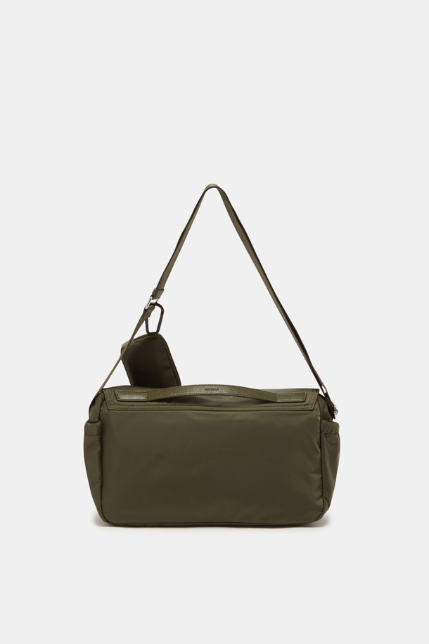 Mova 메신저 크로스 36은 남녀공용으로, 미니멀, 캐주얼, 시티보이 스타일을 즐기는 분들을 위한 가방입니다. 나일론과 폴리우레탄 소재로 제작되어 튼튼하며, 13인치 사이즈의 미디엄 크기로 넉넉한 수납 공간을 제공합니다. 무지 디자인에 실버 하드웨어 장식으로 포인트를 더했으며, 탈부착 가능한 멀티 파우치/지갑 분리가 가능합니다. 여행룩, 출근룩 등 다양한 TPO에 활용하기 좋으며, 전면 및 후면 지퍼 포켓, 우측 포켓, 내부 포켓 등 넉넉한 수납 공간을 갖춘 실용적인 사각 메신저백입니다. 지퍼형 잠금 방식으로 소지품을 안전하게 보관할 수 있습니다.
