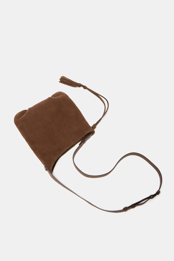 Faugeres 태슬 크로스 23은 부드러운 스웨이드 소재로 제작된 여성용 미디엄 사이즈 크로스백입니다. 캐주얼, 미니멀, 클래식 스타일에 잘 어울리며, 브라운 컬러와 무지 패턴으로 세련된 멋을 더합니다. 반원 형태의 가방 디자인에 태슬 장식이 포인트로 더해져 유니크함을 강조합니다. 지퍼형 잠금 방식으로 소지품을 안전하게 보관할 수 있으며, 숄더 스트랩과 크로스백 스트랩으로 다양한 스타일 연출이 가능합니다. 일상생활에서 편안하게 사용할 수 있는 실용적인 가방입니다.
