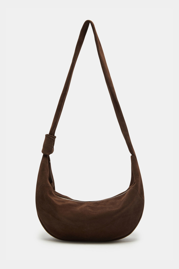 Faugeres Bow Cross 47 Suede (포게르 보우 크로스 47 스웨이드)는 부드러운 터치감의 스웨이드 소재로 제작된 여성용 크로스백입니다. 다크브라운 컬러의 미디엄 사이즈 반원 형태 가방으로, 리본과 메달 지퍼 장식이 돋보입니다. 내부 포켓 1개와 조절 가능한 스트랩이 있어 실용적이며, 11인치 아이패드 수납이 가능합니다. 숄더/크로스 2way 방식으로, 데이트룩이나 카페룩, 클래식, 미니멀, 걸리시 스타일 모두에 잘 어울립니다. 자연스러운 패티나 형성이 특징이며, 수분이나 마찰에 의해 이염될 수 있으니 주의하여 사용하십시오.
