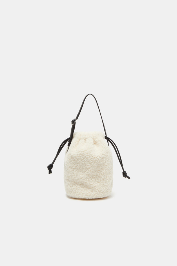 세련된 여성스러움을 강조하는 Bilo Cross (비로 크로스) 15 퍼 버킷백입니다. 부드러운 퍼와 은은하게 빛나는 실버 컬러의 조화가 돋보이며, 데이트룩, 모임룩, 연말 모임룩 등 다양한 TPO에 활용하기 좋습니다. 15 사이즈로 제작되어 소지품을 넉넉하게 수납할 수 있으며, 버클 장식과 조임용 끈으로 디자인의 완성도를 높였습니다. 2-way 디자인으로 크로스백 또는 토트백으로 활용 가능하며, 탈부착 가능한 크로스 스트랩과 내부 포켓이 실용성을 더합니다. FW 시즌, 클래식, 미니멀, 시크 스타일을 즐기는 여성에게 추천하는 가방입니다.
