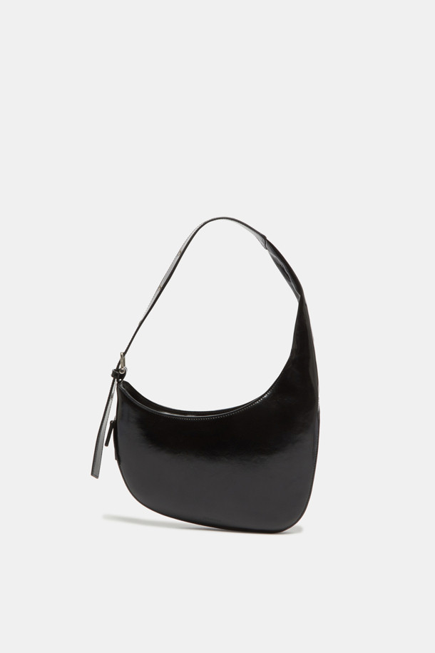 세련된 스타일을 완성해 줄 루나 숄더 29 (Luna Shoulder 29) 숄더백입니다. 부드러운 가죽 소재와 블랙 컬러, 미디엄 사이즈로 제작되어 데일리 가방으로 활용하기 좋습니다. 플랩 디자인과 마그네틱형 잠금 방식으로 실용성을 더했으며, 반원 모양과 버클 장식이 포인트가 되어 클래식, 미니멀, 시크 스타일을 연출하기 좋습니다. 오피스룩, 출근룩, 모임룩 등 다양한 TPO에 매치하여 세련된 스타일을 완성해 보세요.
