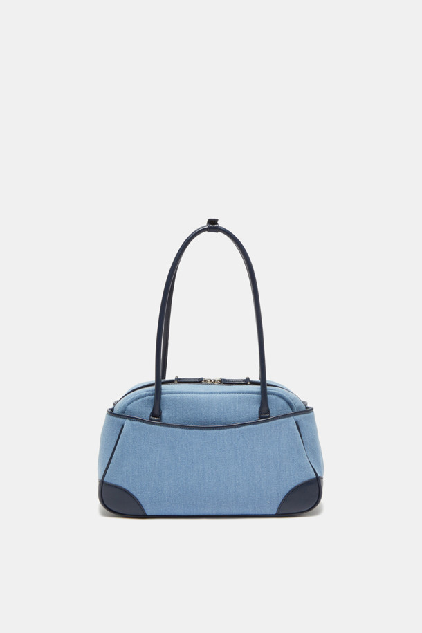 Vive 숄더 33 데님백은 여성 고객을 위한 미디엄 사이즈 숄더백입니다. 데님블루와 네이비 두 가지 색상으로 제공되며, 데님과 합성가죽 소재로 제작되어 캐주얼, 클래식, 미니멀 스타일을 모두 소화합니다. 사각형 쉐입에 지퍼형 잠금 방식으로 내용물을 안전하게 보관하며, 투톤 디자인과 더블 핸들로 포인트를 더했습니다. 데이트룩, 출근룩, 모임룩 등 다양한 TPO에 활용 가능합니다.
