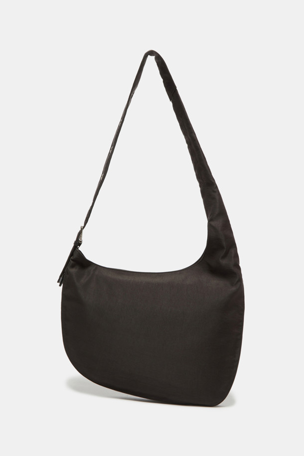 "루나 숄더 44 나일론" 숄더백은 여성 고객을 위해 디자인되었습니다. 브라운과 다크브라운 두 가지 색상으로 제공되며, 심플한 디자인과 무지 패턴이 특징입니다. 라지 사이즈의 반원 형태 가방으로, 지퍼형 잠금 방식으로 내용물을 안전하게 보관할 수 있습니다. 나일론 소재로 제작되어 튼튼하며, 숄더백과 크로스백 두 가지 스타일로 연출 가능하여 출근룩과 모임룩에 모두 잘 어울립니다. 미니멀, 클래식, 캐주얼 스타일을 선호하는 분들께 추천합니다.
