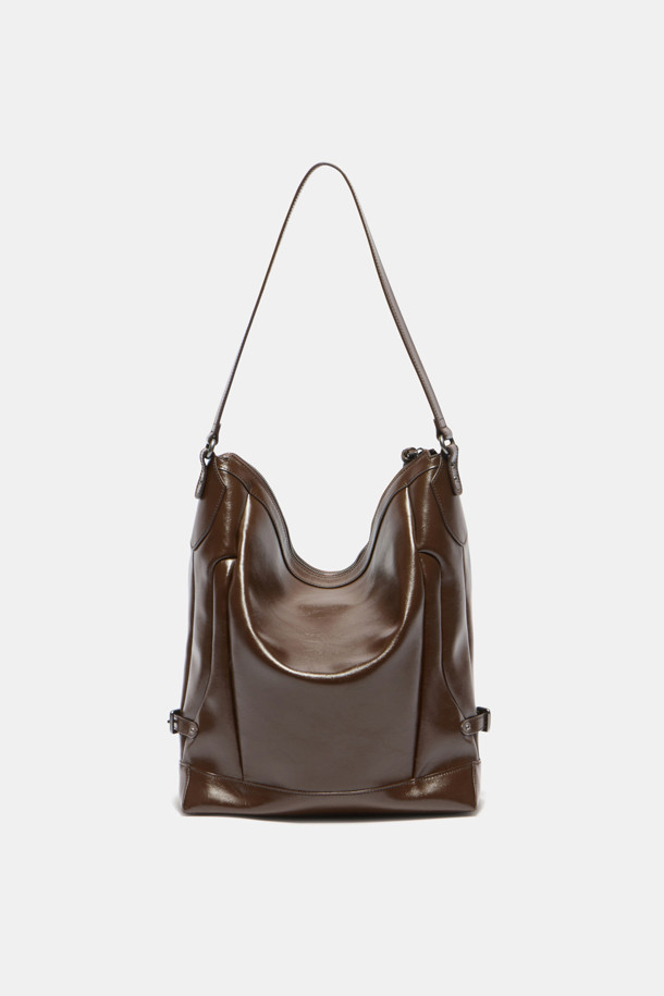 Hyper Zipper Shoulder 30 (하이퍼 지퍼 숄더 30)은 여성용 숄더백입니다. 브라운 컬러의 미디엄 사이즈 사각 숄더백으로, 무지 패턴의 합성가죽 소재로 제작되었습니다. 지퍼형 잠금 방식과 지퍼 디자인 장식이 특징이며, 숄더 스트랩으로 어깨에 편안하게 멜 수 있습니다. 오피스룩, 모임룩, 데이트룩 등 다양한 TPO에 클래식, 미니멀, 시크 스타일로 연출하기 좋습니다. 사이즈 조절이 가능하여 실용성을 더했습니다.
