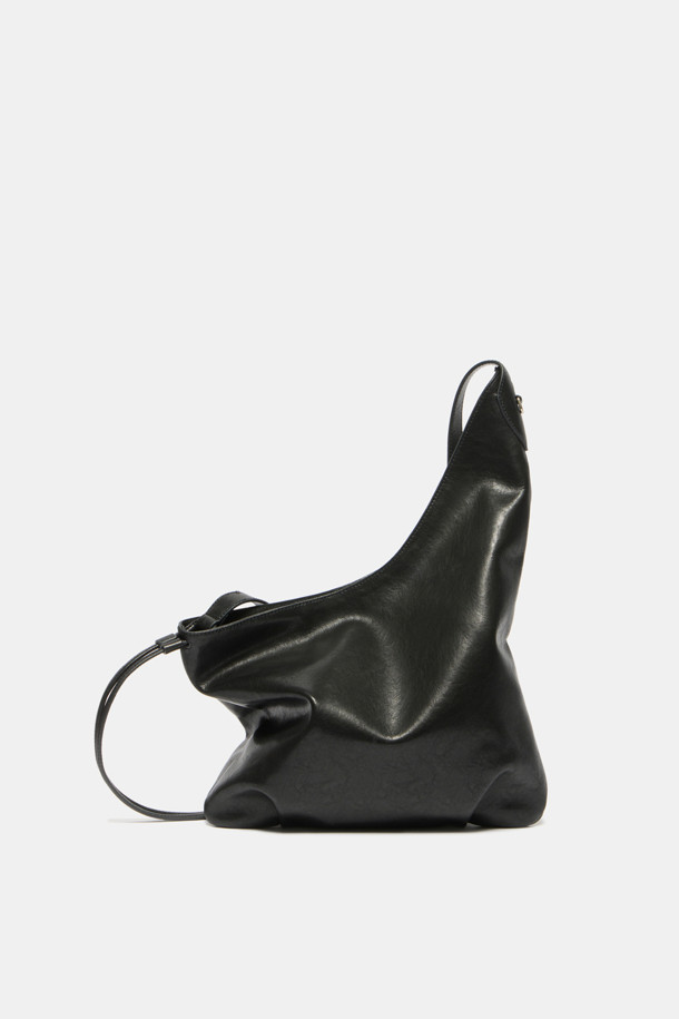 Faugeres 태슬 숄더 33은 여성용 숄더백입니다. 블랙 컬러의 가죽 소재로 제작되었으며, 미디엄 사이즈의 사각형 쉐입을 갖추었습니다. 무지 패턴에 태슬 장식이 포인트로 더해져 클래식, 미니멀, 시크 스타일을 연출합니다. 지퍼형 잠금 방식으로 내용물을 안전하게 보관할 수 있으며, 숄더 스트랩이 있어 오피스룩에 편안하게 코디할 수 있습니다. 일상용으로 활용하기 좋은 디자인입니다.
