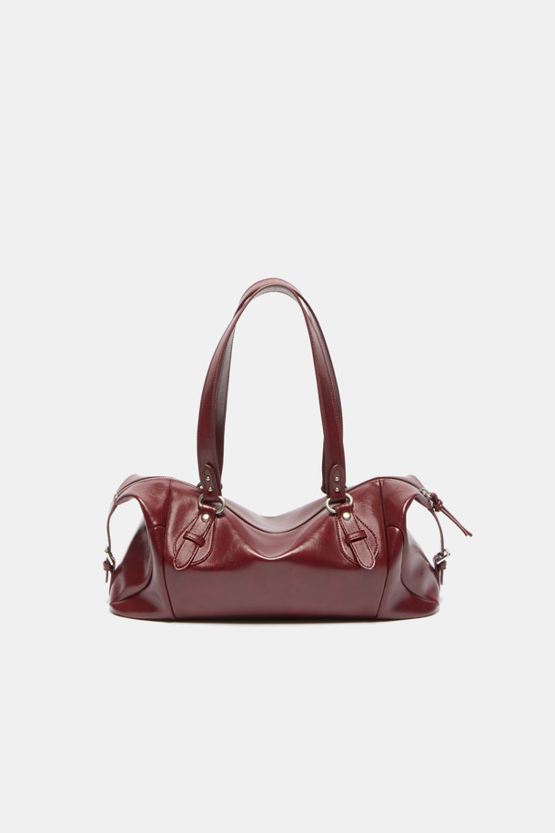 Hyper Zipper Shoulder 39 (하이퍼 지퍼 숄더 39)는 부드러운 소가죽 소재로 제작된 여성용 미디엄 사이즈 숄더백입니다. 모던하고 도시적인 무드를 연출하며, 레드 컬러와 무지 패턴이 세련된 감각을 더합니다. 세련된 디자인의 실버 하드웨어 지퍼 장식과 모던한 곡선 실루엣이 특징이며, 13인치 태블릿 수납이 가능합니다. 내부에는 태블릿을 안전하게 보호할 수 있는 공간과 내부 포켓, 지퍼 포켓이 있어 실용성을 높였으며, 출근룩과 모임룩에 활용하기 좋아 미니멀, 클래식, 시크 스타일을 즐겨 입는 분들께 추천합니다.
