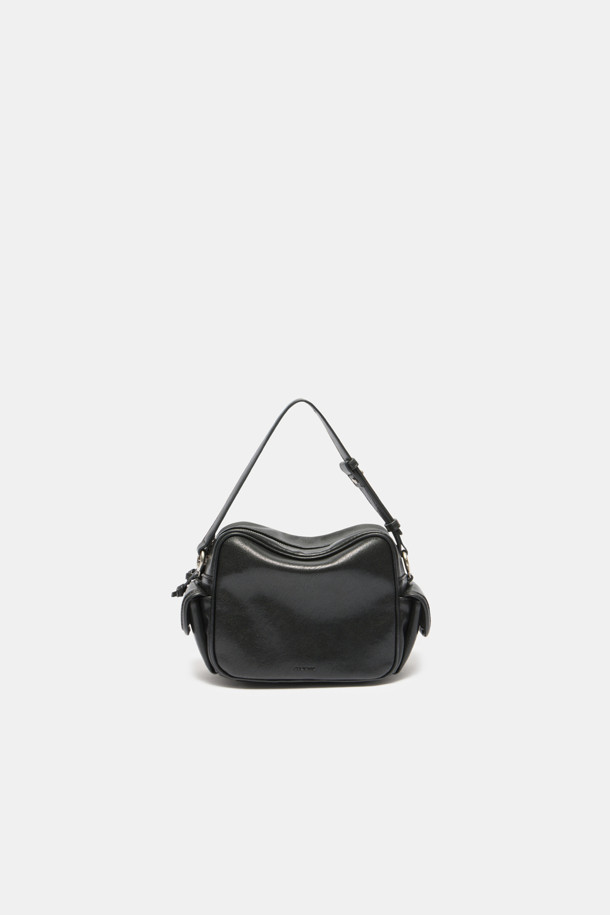 Hyper Zipper Shoulder 18 (하이퍼 지퍼 숄더 18)은 여성용 숄더/크로스/토트백으로, 캐주얼과 모던 스타일을 모두 만족시키는 가방입니다. 부드럽고 가벼운 합성가죽 소재에 무지 패턴, 사각 형태와 미디엄 사이즈로 제작되었으며, 자연스러운 주름 실루엣이 특징입니다. 지퍼 잠금 방식과 멀티 포켓 스타일, 탈부착 및 길이 조절 가능한 스트랩을 통해 실용성을 높였습니다. 넉넉한 수납공간(메인 포켓 1개, 앞면 지퍼 포켓 1개, 내부 오픈 포켓 1개, 물병 홀더 1개)으로 일상생활에서 편리하게 사용할 수 있습니다. 블랙과 실버 두 가지 색상으로 만나보세요.
