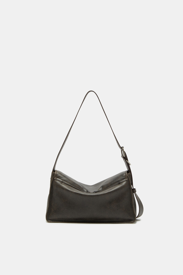 Due 숄더 33은 여성 고객을 위한 미디엄 사이즈의 사각 숄더백입니다. 부드러운 소가죽 소재에 버클 장식으로 포인트를 주어 클래식, 미니멀, 시크 스타일을 연출합니다. 내부에는 13인치 디바이스 수납이 가능하며, 오피스 포켓이 있어 실용성을 더했습니다. 2-way 착용이 가능하며, 조절 가능한 숄더 스트랩과 빈티지 텍스처, 매트 실버 하드웨어, 오버랩 프론트 플랩 디자인이 특징입니다. 오피스룩, 비즈니스 캐주얼, 모임룩에 잘 어울립니다.
