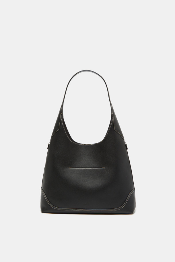 세느 이지 숄더 35는 여성용 가방으로, 미니멀한 스타일을 추구하는 분들을 위한 제품입니다. 라미네이트 가죽, 혼방 원단, 필름코팅 천연가죽 소재를 사용하여 부드러운 촉감과 스크래치 방지 기능을 갖췄습니다. 실버 하드웨어와 무지 패턴이 조화롭게 어우러져, 출근룩과 모임룩에 모두 잘 어울립니다. 15인치 노트북 수납이 가능하고, 숄더백과 크로스백으로 활용할 수 있으며, D링 디자인 장식과 형태 유지 기능이 특징입니다. 내부 포켓 1개와 외부 포켓 1개, 분리형 내부 보드가 있어 실용성을 더했습니다.
