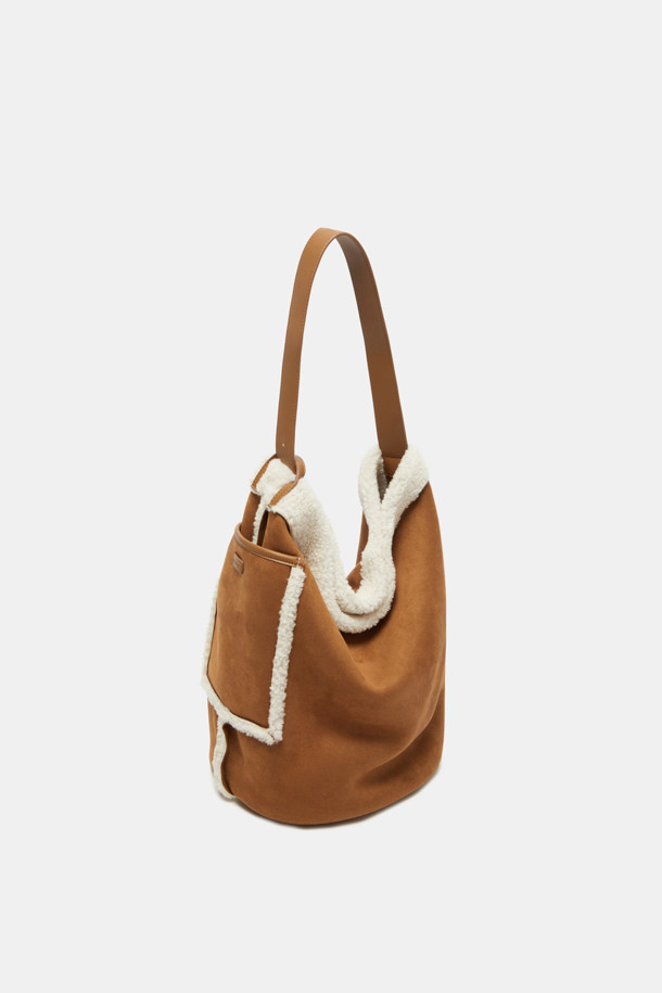 Haru 숄더 24 Fur는 여성용 숄더백으로, 캐주얼하고 미니멀한 스타일을 연출합니다. 실버 컬러의 양면 인조가죽과 퍼 소재로 제작되었으며, 미디엄 사이즈의 반원 모양 디자인이 특징입니다. 슬림한 디자인에 13인치 아이패드/태블릿 수납이 가능하며, 2-way 스타일링으로 다양한 연출이 가능합니다. 가을, 겨울 시즌에 어울리는 이 가방은 무지 디자인에 퍼 장식이 포인트이며, 1개의 포켓과 실버 하드웨어로 실용성을 더했습니다. 일상에서 편안하게 사용할 수 있는 숄더백입니다.
