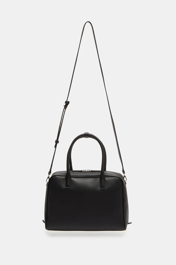 Due Tote 29 (Laminated Leather)는 부드러운 스웨이드와 라미네이티드 레더 소재에 실버 하드웨어 장식이 더해진 여성용 토트백입니다. 다크브라운, 블랙, 브라운 3가지 색상으로 출시되었으며, 29cm 미디엄 사이즈의 사각형 디자인으로 2-way 지퍼 클로저, 탈부착 가능한 스트랩, 3-way 스타일링이 가능합니다. 내부에는 2개의 오픈 포켓, 1개의 지퍼 포켓, 외부에는 1개의 백 오픈 포켓이 있으며, 11인치 디바이스 수납이 가능합니다.

