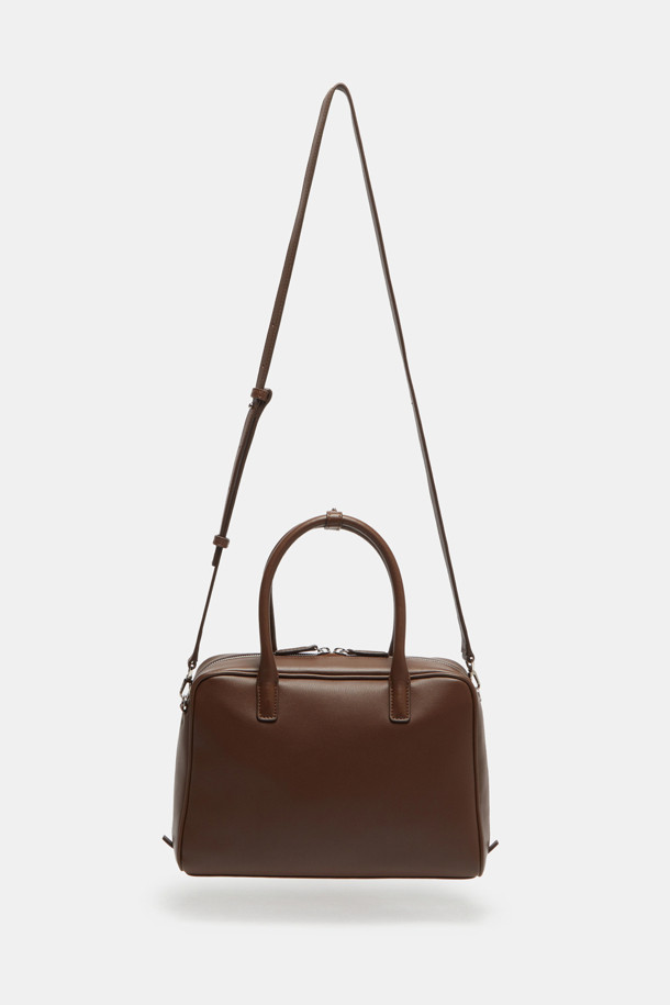 Due Tote 29 (Laminated Leather)는 여성용 미디엄 사이즈 토트백으로, 다크브라운, 블랙, 브라운 세 가지 색상으로 만나볼 수 있습니다. 스웨이드와 라미네이티드 레더 소재에 실버 하드웨어 장식이 돋보이며, 29cm 크기로 11인치 디바이스 수납이 가능합니다. 탈부착 스트랩, 지퍼형 잠금 방식, 3-way 스타일링, 내부 오픈 포켓 2개, 내부 지퍼 포켓 1개, 외부 뒷면 오픈 포켓 1개 등 실용적인 기능으로 일상에서 활용하기 좋습니다.
