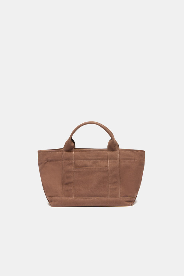 시느 이지 토트 38 캔버스 가방은 여성용 토트백입니다. 캔버스 소재에 실버 하드웨어와 로고 자수 디테일이 돋보이며, 38 사이즈로 넉넉한 수납공간을 제공합니다. 내부에는 탈부착 가능한 보드와 앞뒤 포켓, 내부 수납공간이 있어 실용성을 높였습니다. 지퍼형 잠금 방식으로 소지품을 안전하게 보호하며, 쇼핑룩, 출근룩 등 캐주얼, 미니멀, 클래식 스타일 모두에 잘 어울립니다.
