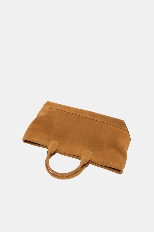 세느 이지 토트 45 스웨이드 백은 부드러운 브라운 컬러의 스웨이드 소재로 제작된 여성용 토트백입니다. 미디엄 사이즈의 사각 디자인으로, 모던하고 미니멀한 스타일을 연출하며 출근룩과 모임룩에 적합합니다. 손잡이와 넉넉한 수납 공간을 제공하며, 내부 포켓과 분리형 내부판, 그리고 13인치 아이패드 수납이 가능한 실용성을 갖췄습니다. 아이폰, 아이패드, 맥북 프로까지 수납 가능한 넉넉한 내부 공간은 일상 속에서 편리함을 더합니다. 오픈형 잠금 방식으로 간편하게 물건을 넣고 꺼낼 수 있으며, 미니멀, 클래식, 시크한 스타일에 잘 어울립니다.
