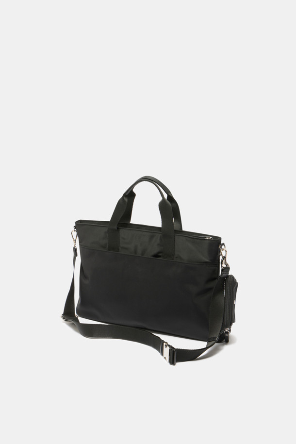 Mova(모바) 브리프케이스 41은 남녀 모두 사용할 수 있는 미디엄 사이즈의 사각 브리프케이스입니다. 방수 기능의 블랙 나일론 소재로 제작되었으며, 미니멀, 클래식, 시크한 스타일을 연출합니다. 15인치 노트북 수납이 가능하며, 3개의 독립적인 지퍼 포켓, 뒷면 마그네틱 포켓, 내부 3개의 오픈 포켓, 분리형 및 측면 미니 파우치 등 넉넉한 수납공간을 제공합니다. 실버 컬러 하드웨어와 지퍼형, 마그네틱형 잠금 방식으로 비즈니스 캐주얼, 출근룩, 해외 출장룩에 잘 어울리는 실용적인 아이템입니다.
