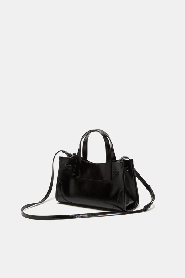 페르미에 데이 토트 27은 여성용 가방으로, 세련된 출근룩과 모임룩을 완성하는 데 적합합니다. 블랙 컬러의 합성가죽 소재에 버클과 벨트 디테일로 포인트를 주어 클래식, 미니멀, 시크한 스타일을 연출합니다. 미디엄 사이즈의 사각 가방으로, 3way 착용이 가능하며, 탈부착 스트랩과 사이즈 조절 기능을 갖춰 실용성을 더했습니다. 광택 있는 마감과 실버 하드웨어, 내부 포켓 1개, 11인치 아이패드 수납 가능 등 섬세한 디자인과 기능성을 갖춘 데일리 토트백입니다. 버클형 잠금 방식으로 소지품을 안전하게 보관할 수 있습니다.
