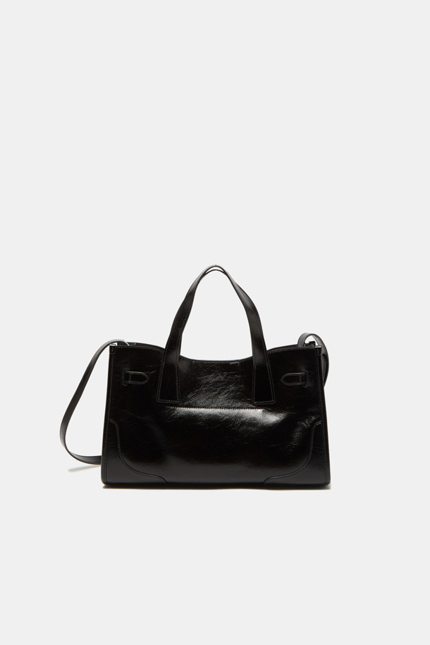 페르미에 데이 토트 35는 여성용 토트백으로, 글로시 소재의 미디엄 사이즈 사각 가방입니다. 블랙 컬러에 버클과 스트랩 디자인으로 시크하고 클래식한 스타일을 연출합니다. 3-way 착용이 가능하며, 탈부착 및 조절 가능한 스트랩, 내부 포켓으로 실용성을 높였습니다. 11인치 디바이스 수납이 가능하여 오피스룩, 모임룩, 비즈니스 캐주얼 등 다양한 TPO에 믹스매치하기 좋습니다.
