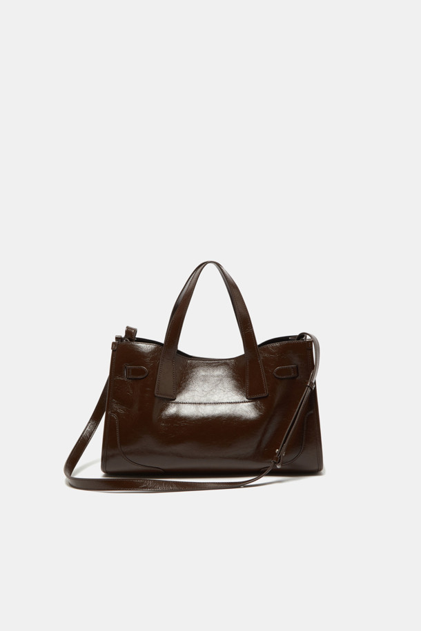 Fermier Day 토트 35는 여성용 토트백으로, 브라운 컬러의 합성가죽 소재로 제작되었습니다. 미디엄 사이즈의 무지 디자인에 버클과 스트랩으로 포인트를 주어 클래식하고 미니멀한 스타일을 연출합니다. 탈부착 가능한 스트랩과 넉넉한 수납공간, 11인치 아이패드 수납이 가능한 실용적인 내부 설계가 돋보입니다. 사각 형태에 광택 마감 처리로 세련됨을 더했으며, 3가지 방식으로 착용 가능하여 오피스룩과 데일리룩에 모두 잘 어울립니다. 버클형 잠금 방식으로 소지품을 안전하게 보관할 수 있습니다.
