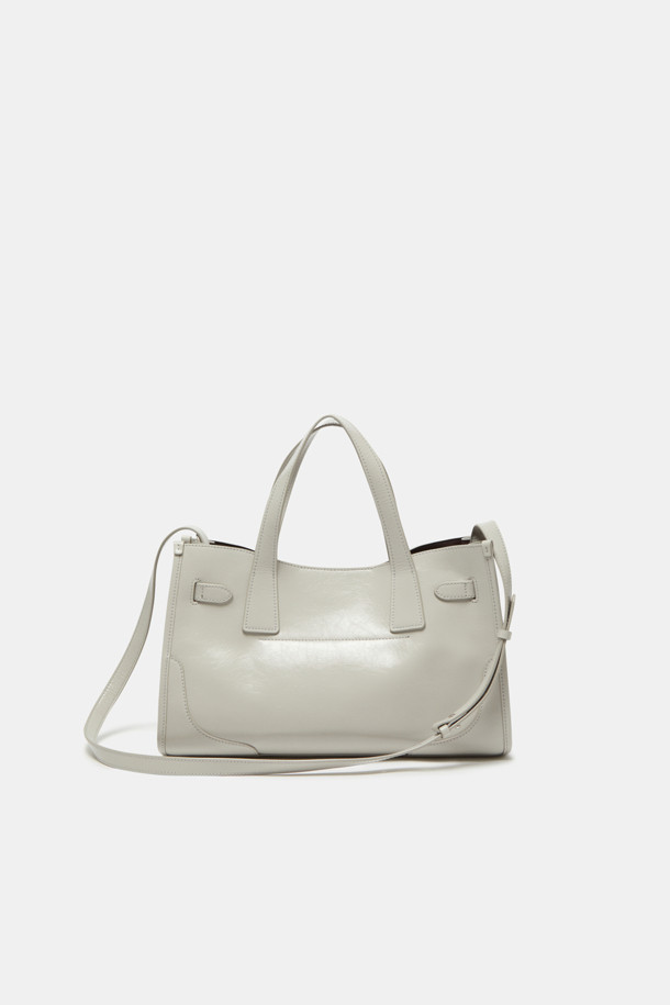 페르미에 데이 토트 35는 여성의 오피스룩, 출근룩, 모임룩에 잘 어울리는 클래식, 미니멀, 시크 스타일의 토트백입니다. 글로시 소재의 미디엄 사이즈 사각 토트백으로, 버클과 실버 하드웨어 장식이 돋보입니다. 토트, 숄더, 크로스 3-way 착용이 가능하며, 11인치 디바이스 수납과 넉넉한 내부 공간을 제공하여 실용성을 높였습니다. 내부 포켓과 탈부착 스트랩이 있어 편리하며, 포멀과 캐주얼 모두 소화 가능한 데일리 아이템입니다.
