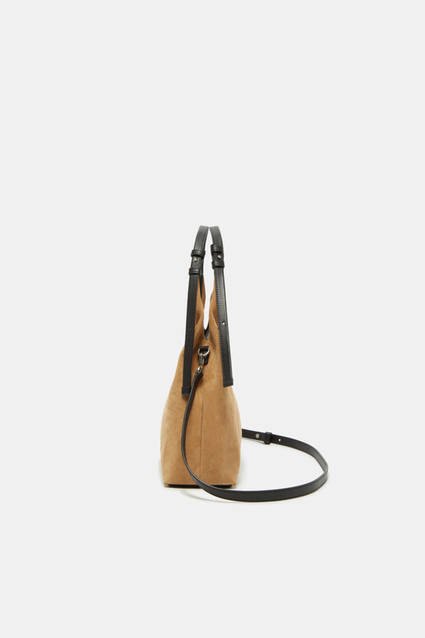 세느 토트 30 스웨이드는 미니멀하고 클래식한 스타일을 추구하는 여성들을 위한 가방입니다. 부드러운 스웨이드 소재와 반원 형태의 디자인이 특징이며, 브라운과 블랙 두 가지 색상으로 만나볼 수 있습니다. 30 사이즈의 미디엄 토트백으로, 지퍼형 잠금 방식으로 소지품을 안전하게 보관할 수 있습니다. 출근룩, 오피스룩, 모임룩 등 다양한 TPO에 활용 가능한 데일리 아이템입니다. 세련된 디자인은 시크한 무드를 연출합니다.
