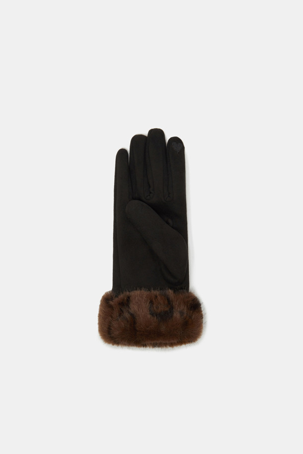 블랙과 브라운 컬러로 구성된 Fur Trim Gloves (퍼 트리밍 장갑)입니다. 스웨이드와 퍼 소재를 사용하여 부드러운 촉감과 뛰어난 보온성을 제공하며, 겨울철 일상에서 따뜻하게 착용하기 좋습니다. 미니멀하고 클래식한 디자인에 퍼 트리밍 디테일로 포인트를 더해 고급스러운 분위기를 연출합니다. 두꺼운 두께감으로 추운 날씨에도 따뜻함을 유지할 수 있습니다. 여성스러운 스타일을 완성해 줄 겨울 필수 아이템입니다.
