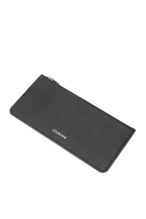 세련된 스타일을 완성하는 제나(Jenna) 플랫 장지갑입니다. 부드러운 소가죽 소재에 엠보 가공을 더해 고급스러운 터치감을 선사하며, 슬림한 디자인으로 오피스룩, 비즈니스 캐주얼, 모임룩 등 다양한 TPO에 활용하기 좋습니다. 내부에는 6개의 카드칸, 1개의 오픈칸, 1개의 지퍼 포켓이 있어 수납력을 높였으며, 로즈 골드 또는 실버 하드웨어 장식이 은은하게 포인트를 더합니다. 미니멀하고 시크한 디자인으로 클래식한 스타일을 즐기는 여성분들께 추천합니다. 지퍼형 잠금 방식으로 소지품을 안전하게 보관할 수 있습니다.
