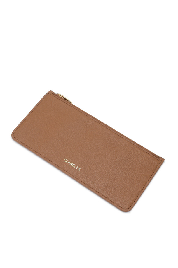 제나(Jenna) 플랫 장지갑은 부드러운 소가죽 엠보 소재로 제작되어 미니멀한 디자인과 소프트한 터치감을 선사합니다. 플랫형 디자인으로 부피감을 최소화하여 휴대성을 높였으며, 내부에는 카드칸 6개, 오픈칸 1개, 지퍼 포켓 1개가 있어 수납력을 더했습니다. 오피스룩, 비즈니스 캐주얼, 모임룩 등 다양한 TPO에 활용 가능한 클래식, 미니멀, 시크 스타일의 장지갑입니다. 로즈 골드 및 실버 하드웨어 장식이 세련된 포인트를 더하며, 슬림한 사각 디자인으로 제작되었습니다.
