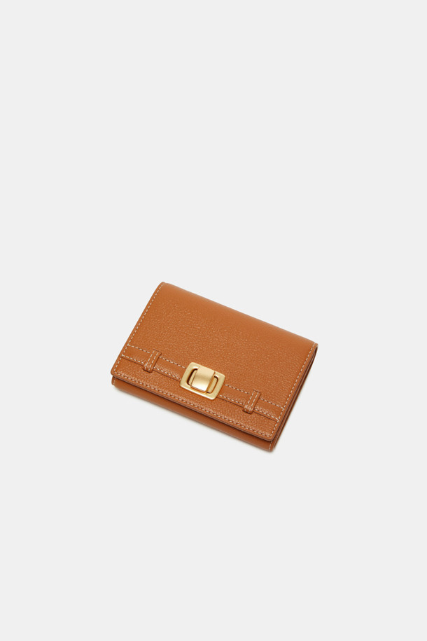 파사드 노아 하프 월렛은 부드러운 소가죽 소재에 엠보싱 패턴으로 고급스러움을 더한 반지갑입니다. 데이트룩, 쇼핑룩, 모임룩 등 다양한 TPO에 어울리며, 클래식, 미니멀, 시크한 스타일을 연출하기 좋습니다. 내부에는 6개의 카드 수납 공간, 1개의 지폐 수납 공간, 1개의 지퍼 수납 공간, 그리고 1개의 교통카드 수납 공간이 있어 수납력을 높였습니다. 지퍼형 잠금 방식으로 소지품을 안전하게 보관하며, 골드 또는 실버 하드웨어 장식이 세련된 포인트를 더합니다. 스크래치 방지 기능으로 오랫동안 깔끔하게 사용할 수 있습니다.
