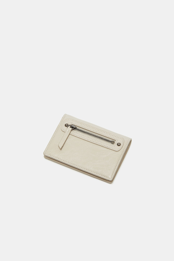 세련된 도시 감성을 담은 하이퍼 하프 월렛입니다. 시크하고 미니멀한 블랙 컬러의 합성가죽 소재로 제작되어, 데이트룩, 쇼핑룩, 모임룩 등 다양한 TPO에 활용하기 좋습니다. 내부에는 지폐 수납공간 1개, 카드 수납공간 4개, 지퍼 포켓 1개가 있어 수납력을 높였으며, 키링 고리가 있어 실용성을 더했습니다. 경량의 사각 디자인으로, 간편하게 휴대하며 스타일리시함을 연출해보세요. 생활 방수 기능으로, 갑작스러운 비에도 안심하고 사용할 수 있습니다.
