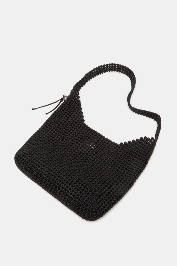 Horlo Shoulder 40은 쿨 터치 감촉과 세련된 메쉬 워크가 돋보이는 여성용 숄더백입니다. SS 시즌에 어울리는 실버 컬러의 나일론 소재로 제작되었으며, 40 사이즈로 데일리 숄더백 또는 크로스백 스타일로 연출할 수 있습니다. 트렌디한 디자인과 메쉬 디테일이 돋보이는 이 가방은 봄, 여름 계절에 일상용으로 활용하기 좋습니다.
