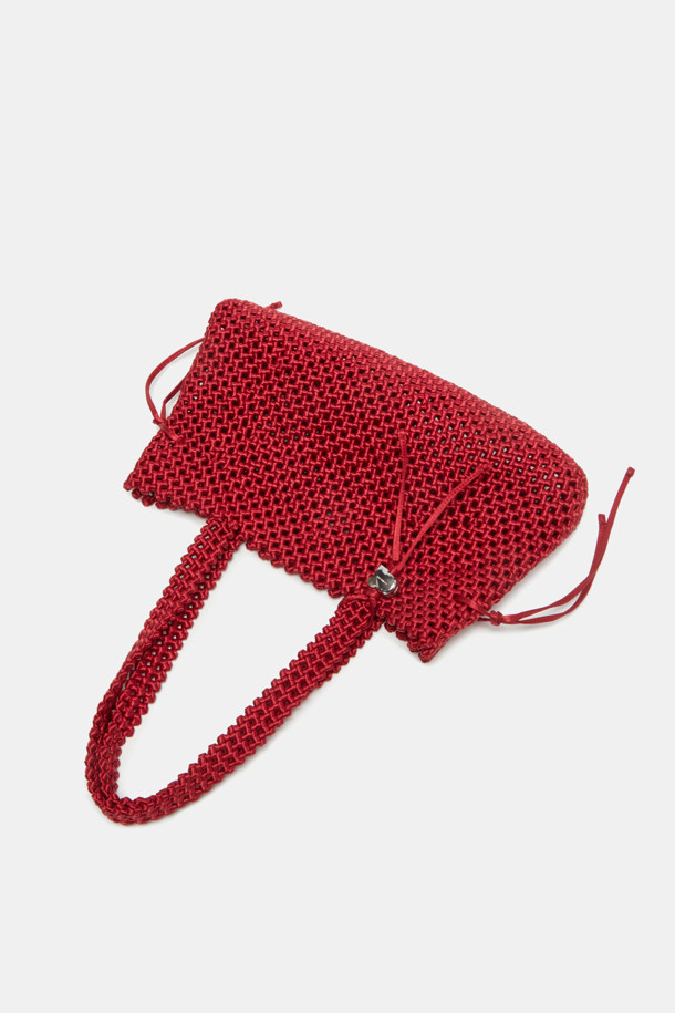 COURONNE Horlo Shoulder 41 숄더백은 매듭과 위빙 디테일이 돋보이는 여성용 가방입니다. 깔끔한 사각 쉐입에 시크하고 심플한 디자인으로, 일상에서 세련된 스타일을 연출할 수 있습니다. 레드 컬러로 포인트를 더하여 타임리스한 매력을 선사합니다.
