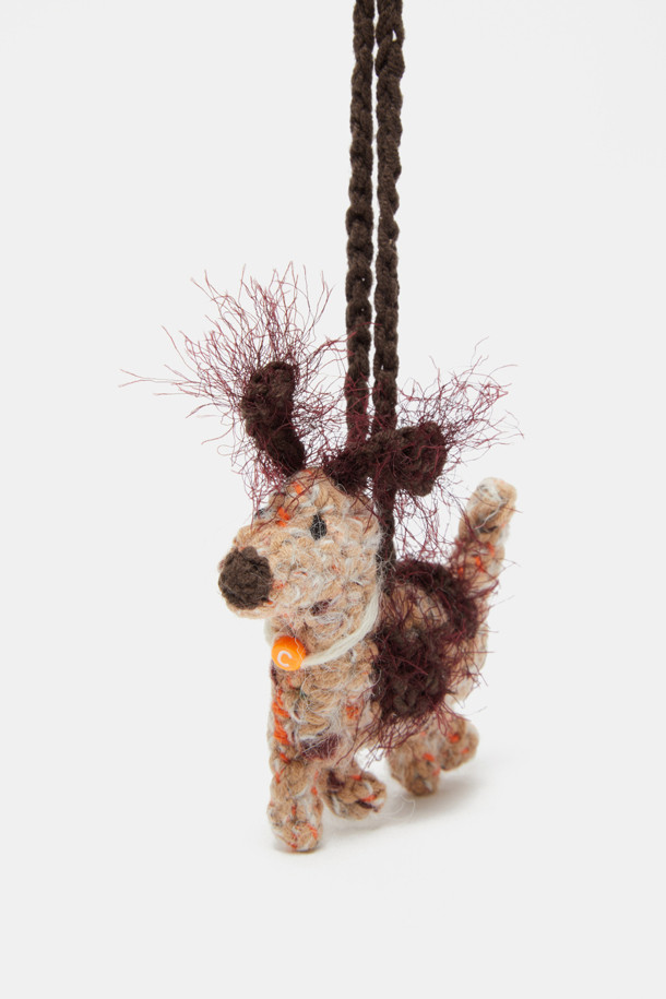 톡톡 튀는 매력의 '투투 참(Toutou Charm)'은 여성들을 위한 장식용 아이템입니다. 다양한 패브릭 소재와 프린트 무늬를 활용하여 캐주얼하면서도 걸리시하고 리조트 스타일을 연출할 수 있습니다. 인형 형태에 비즈 장식이 더해져 사랑스러운 분위기를 선사하며, 여행룩, 휴가룩, 산책룩 등 어떤 스타일에도 포인트를 더해줍니다. 소형 사이즈로 가방이나 액세서리에 매달아 개성 넘치는 스타일을 완성해보세요.
