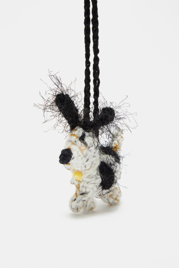 Toutou Charm(투투 참)은 미니멀하고 클래식한 스타일을 선호하는 여성들을 위한 가방 액세서리입니다. 합성가죽 소재로 제작되어 블랙과 화이트 두 가지 컬러로 제공됩니다. 가방에 포인트를 더하는 장식용 참으로, 스몰 사이즈의 가방에 잘 어울립니다. 일상에서 가방에 개성을 더하고 싶은 분들께 추천합니다.
