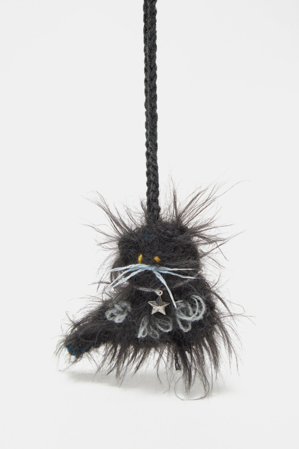 미누 참은 부드러운 니팅 소재와 털실로 제작된 핸드메이드 참/키링입니다. 작은 눈망울 디테일과 흐드러진 실 둥치가 특징이며, 포근한 촉감을 선사합니다. 가방, 열쇠, 책가방 등에 달아 동화적이고 감성적인 포인트를 더해보세요. 블랙과 블루 두 가지 색상으로 출시되어, 동네 마실룩, 카페룩, 여행룩 등 다양한 TPO에 걸리시, 로맨틱, 캐주얼 스타일을 완성해줍니다.
