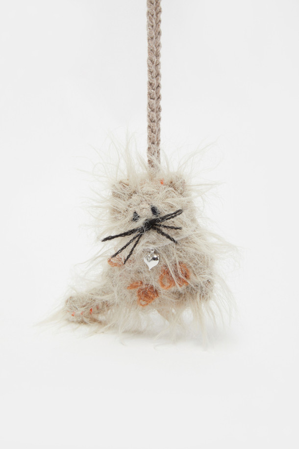 세련된 디자인의 미누 참(Minou Charm) 스웨이드 숄더백입니다. 부드러운 브라운 컬러와 반원 모양이 특징이며, 캐주얼한 스타일에 잘 어울립니다. 가을, 겨울 시즌에 따뜻함을 더해주는 스웨이드 소재로 제작되었으며, 앙증맞은 퍼와 태슬 장식이 포인트를 더합니다. 지퍼형 잠금 방식으로 소지품을 안전하게 보관할 수 있으며, 크로스백으로도 활용 가능합니다. 일상생활에서 스타일리시하게 연출하기 좋은 스몰 사이즈 가방입니다.
