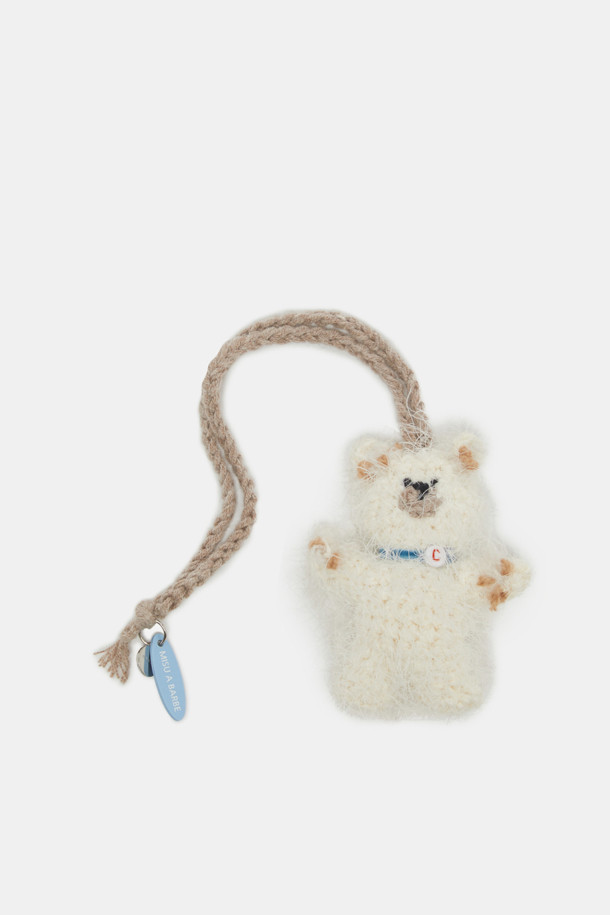 Nounou Charm (누누 참)은 여성용 장식품으로, 부드러운 털실 소재와 베이지 컬러가 특징입니다. 인형 모양의 참 장식으로, 데이트룩 및 모임룩에 걸리시, 클래식, 미니멀 스타일을 더해줍니다. 스트랩 형태로 제작되어 다양한 곳에 간편하게 걸어 장식할 수 있습니다. 무지 패턴으로 어떤 스타일에도 잘 어울리며, 당신의 개성을 돋보이게 해줄 아이템입니다.
