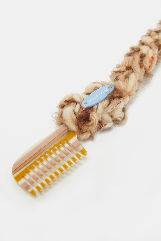 모이 콤 미러 참은 부드러운 니트 소재로 제작된 핸드메이드 패션 소품입니다. 타원형 거울과 빗 참 장식이 돋보이며, 실키한 광택감이 고급스러운 느낌을 더합니다. 가방 참, 키링, 벽걸이 장식 등 다양하게 활용 가능하여 실용성을 높였습니다. 심플하고 데일리한 스타일로, 동네 마실룩, 캐주얼, 미니멀, 클래식 등 다양한 스타일에 잘 어울립니다. 센스 있는 디자인으로 소지품에 포인트를 더해보세요.
