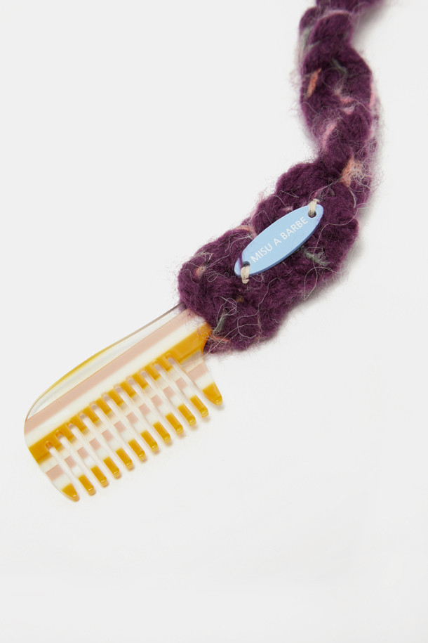"Moi 콤 미러 참"은 휴대, 보관이 용이한 여성용 액세서리입니다. 플라스틱 소재로 제작되었으며, 퍼플과 베이지 두 가지 색상으로 제공됩니다. 미니멀하고 캐주얼한 스타일에 어울리며, 거울과 빗이 함께 디자인되어 실용성을 더했습니다. 일상생활에서 간편하게 휴대하며 빗질과 거울 사용이 가능합니다. 참 장식으로 포인트를 주어 더욱 돋보이는 디자인을 자랑합니다.
