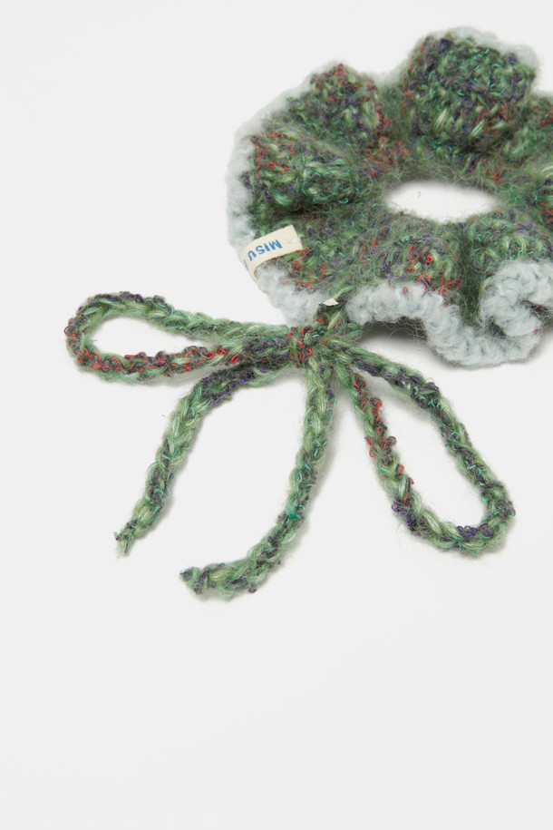 **Yard Scrunch (야드 스크런치)**는 여성스러운 매력을 더해줄 헤어 액세서리입니다. 부드러운 니트와 실 소재로 제작되어 봄, 여름, 가을 계절에 데일리하게 착용하기 좋습니다. 그린, 화이트, 그레이 세 가지 색상으로 출시되어 다양한 스타일에 매치하기 용이합니다. 리본과 태슬 장식이 더해져 걸리시, 캐주얼, 미니멀 스타일을 모두 소화할 수 있으며, 산책룩이나 봄 소풍룩에 포인트를 더해줍니다.
