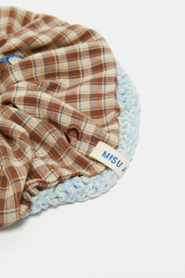 루나 스크런치'는 빈티지하고 캐주얼한 스타일을 연출하는 여성 헤어 액세서리입니다. 브라운과 스카이블루 색상의 체크 패턴 패브릭과 니트 소재로 제작되었으며, 수제작 자수 디테일과 니트 보더로 자연스러운 볼륨감을 더했습니다. 동네 마실룩, 카페룩에 잘 어울리며, 캐주얼 및 미니멀 스타일을 즐겨 입는 분들께 추천합니다. 일상생활에서 간편하게 포인트를 줄 수 있는 아이템입니다.
