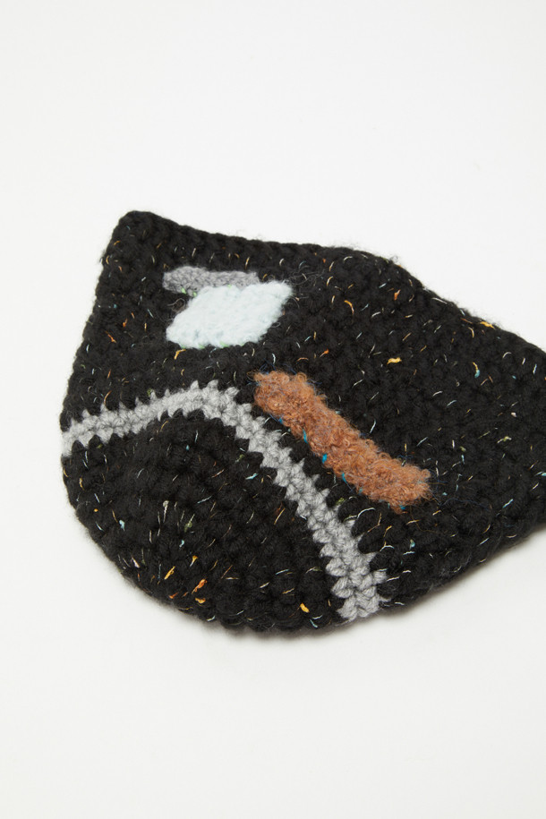 **코코 버킷 햇**은 여성용 버킷햇으로, 심플한 디자인과 부드러운 촉감이 특징입니다. 봄, 여름, 가을 계절에 착용하기 좋으며, 가볍고 얇은 나일론 소재로 제작되어 편안한 착용감을 선사합니다. 깊은 모자 깊이와 중간 챙 넓이로 스타일리시함을 더하며, 무지 블랙 컬러로 어떤 룩에도 쉽게 매치할 수 있습니다. 여행룩, 휴가룩, 캐주얼, 미니멀, 리조트 스타일을 연출하기에 적합한 아이템입니다.
