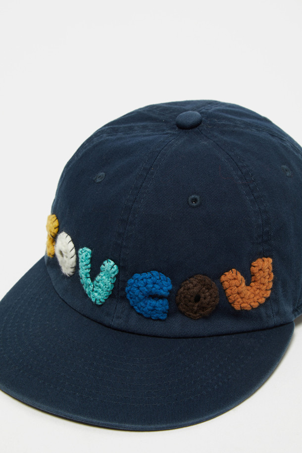 레터링 볼 캡은 캐주얼, 미니멀, 시티보이 스타일을 즐기는 분들을 위한 아이템입니다. 부드러운 면 소재로 제작되어 편안한 착용감을 선사하며, 봄, 여름, 가을 계절에 활용하기 좋습니다. 화이트와 네이비 두 가지 색상으로 출시되어 다양한 룩에 매치하기 용이합니다. 레터링과 배색 디테일이 돋보이며, 모자 깊이는 일반, 챙 넓이도 일반적인 스타일입니다. 산책룩, 여행룩 등 일상에서 폭넓게 활용할 수 있으며, 뒷부분은 조절 가능하여 편리하게 착용할 수 있습니다.
