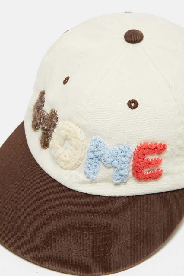 레터링 볼 캡은 캐주얼, 미니멀, 시티보이 스타일을 즐기는 분들을 위한 아이템입니다. 부드러운 면 소재로 제작되어 봄, 여름, 가을에 편안하게 착용할 수 있으며, 일상복에 잘 어울립니다. 화이트와 네이비 두 가지 색상으로 제공되며, 레터링 디자인이 돋보입니다. 일반 깊이와 챙 넓이로 누구나 부담 없이 착용 가능하며, 뒤쪽 스트랩으로 사이즈 조절이 용이합니다. 산책룩, 여행룩 등 다양한 TPO에 활용하여 스타일리시함을 더해보세요.
