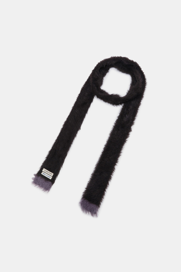 슬림 니트 머플러는 가을과 겨울, 쌀쌀한 날씨에 따뜻함과 스타일을 더해주는 머플러입니다. 부드러운 니트 소재로 제작되어 편안한 촉감을 제공하며, 베이직하고 캐주얼한 스타일로 출근룩에 매치하기 좋습니다. 블랙, 레드, 그레이 세 가지 색상으로 출시되어 어떤 옷에도 잘 어울립니다. 슬림핏 디자인으로 답답함 없이 세련된 룩을 연출할 수 있습니다. 보온 기능은 물론, 무지 패턴으로 미니멀하고 클래식한 분위기를 더합니다.
