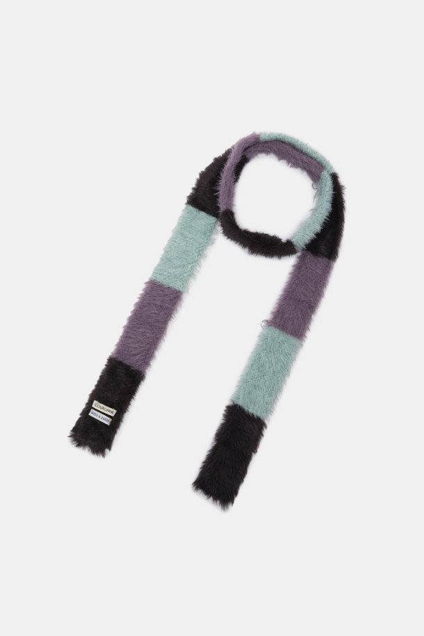 부드러운 니트 소재와 풍성한 퍼 장식이 돋보이는 슬림 니트 머플러입니다. 겨울철 보온성을 높여주는 두꺼운 두께감으로, 차갑고 쌀쌀한 날씨에도 따뜻하게 착용할 수 있습니다. 무지 디자인과 블랙 컬러는 어떤 스타일에도 잘 어울려 클래식하고 미니멀한 룩을 연출합니다. 깊은 모자 깊이로 얼굴을 포근하게 감싸주며, 부드러운 촉감이 편안한 착용감을 선사합니다. 여성스러운 분위기를 더해주는 겨울 필수 아이템입니다.
