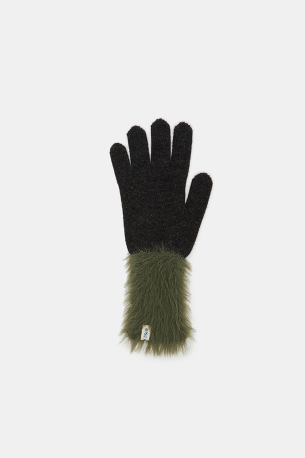 무드 블록 니트 글러브는 겨울철 따뜻함과 스타일을 동시에 잡을 수 있는 장갑입니다. 부드러운 니트 소재와 퍼 디테일이 돋보이며, 캐주얼하고 미니멀한 스타일을 연출합니다. 두꺼운 두께감으로 보온성을 높였으며, 블랙과 그레이 두 가지 색상으로 제공됩니다. 일상복에 매치하기 좋으며, 추운 날씨에도 따뜻하고 편안한 착용감을 선사합니다. 무지 디자인으로 어떤 스타일에도 잘 어울립니다.
