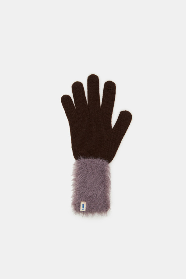 Mood Block 니트 장갑은 겨울철 따뜻함과 스타일을 모두 잡을 수 있는 블랙 컬러의 장갑입니다. 부드러운 니트 소재로 제작되어 뛰어난 착용감을 선사하며, 보온성을 극대화합니다. 손목 부분의 리브(Rib) 디테일과 은은한 퍼(Fur) 장식이 클래식하면서도 세련된 분위기를 연출합니다. 출근룩을 포함한 다양한 일상 스타일에 미니멀하고 캐주얼하게 매치하여 포근한 겨울 스타일링을 완성해보세요. 베이직한 디자인으로 유행을 타지 않아 오랫동안 활용할 수 있습니다.
