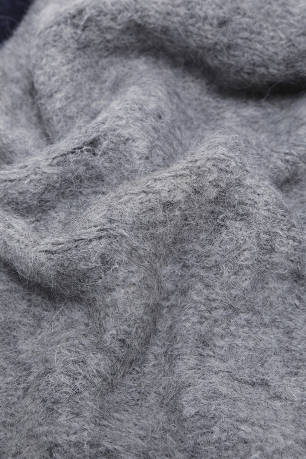 미스틱 니트 스카프는 부드러운 촉감의 니트 소재로 제작되어 가을과 겨울철에 따뜻하게 착용할 수 있는 목도리입니다. 베이직한 디자인과 무지 패턴의 그레이 컬러로, 클래식, 미니멀, 캐주얼 등 다양한 스타일 연출에 활용하기 좋습니다. 두께감 있는 니트 소재가 포근함을 더하며, 일상에서 폭넓게 활용하기 좋은 아이템입니다.
